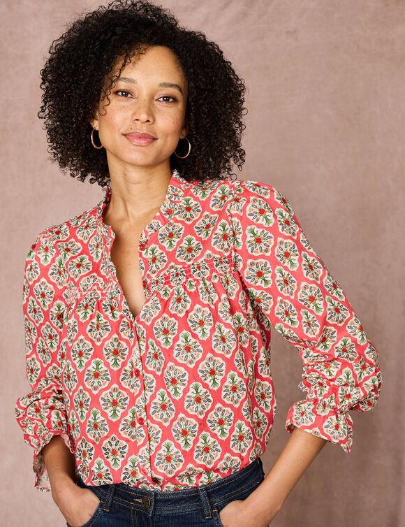 Chemisier smocké col volanté, imprimé  (rouge / écru) Chemisier smocké col volanté, imprimé  (rouge / écru)